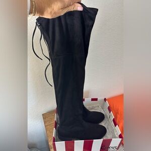 BRAND NEW NEVER WORN ABOVE THE KNEE BOOTS!!! STILL IN TH BOX😍